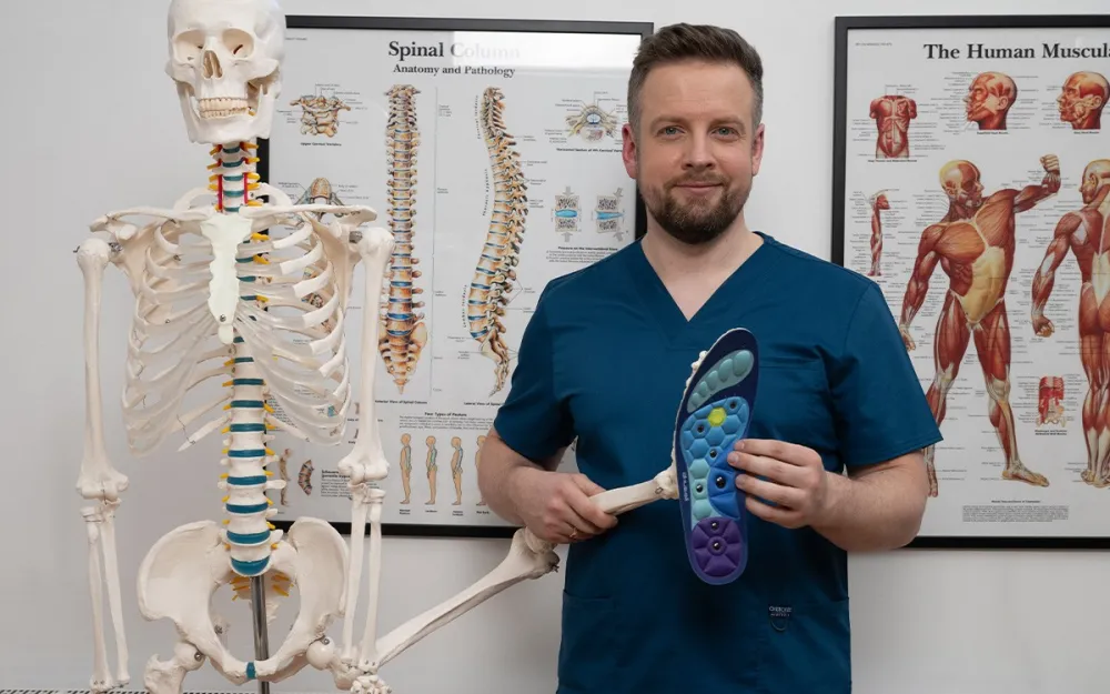 doctor showing Akusoli insoles